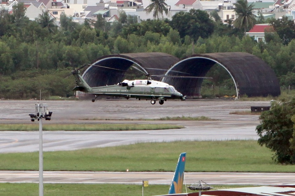 
Có thời điểm, Marine One bay tại chỗ ở độ cao thấp trong vài phút liên tục.
