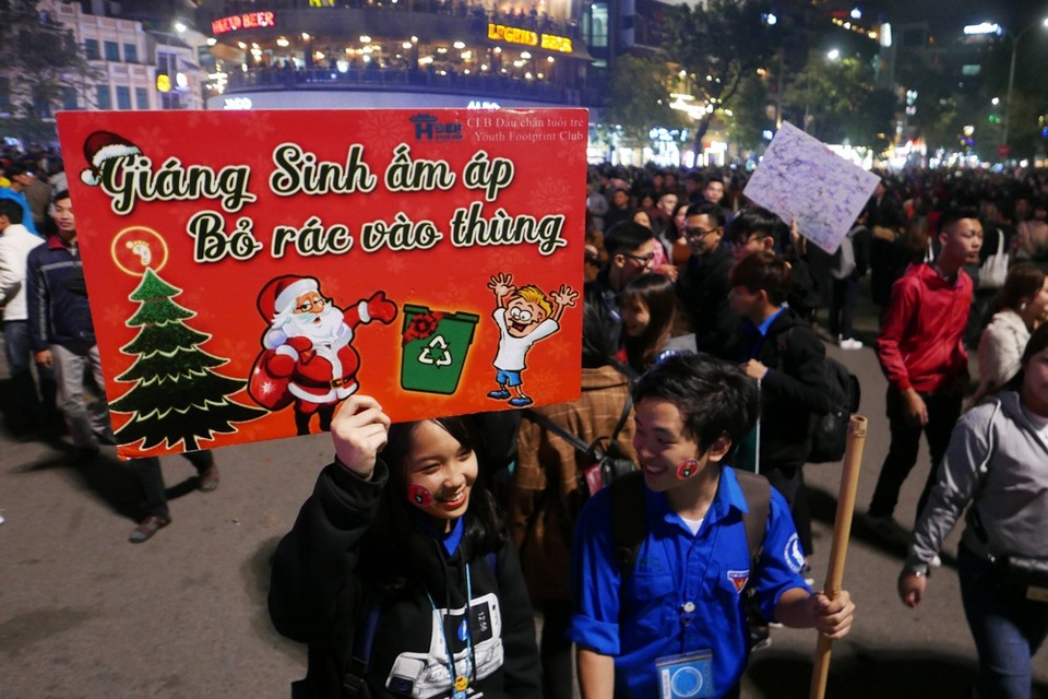 Biển người ở phố đi bộ hồ Gươm đón Giáng sinh - 11
Nhóm bạn trẻ tình nguyện cầm bảng kêu gọi mọi người không vứt rác bừa bãi, giữ vệ sinh môi trường.