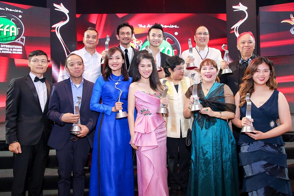 “Đảo của dân ngụ cư” đoạt 3 giải thưởng tại LHP quốc tế ASEAN 2017 - 4 Các đoàn phim đoạt giải đến từ nhiều nước chia sẻ niềm vui sau khi nhận giải.