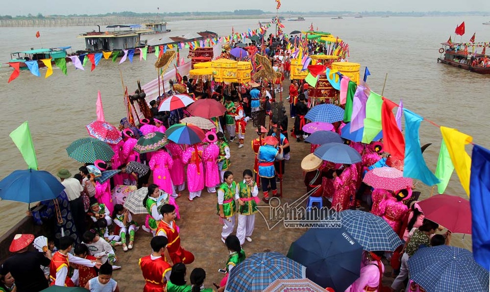 Trai Hà Nội mặc váy rước nước trên sông Hồng - 3 Rất đông người dân tập trung trên xà lan để ra sông chứng kiến nghi lễ lấy nước