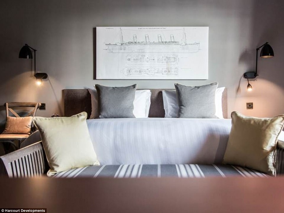 Những hình ảnh đầu tiên lộ diện về nội thất trong phòng ở khách sạn Titanic, nằm ở thành phố Belfast. Đây là phòng thuộc hạng siêu sang trong khách sạn, tương ứng với phòng siêu sang trên tàu Titanic khi xưa. Tranh treo tường là một bức vẽ phác họa tàu Titanic.