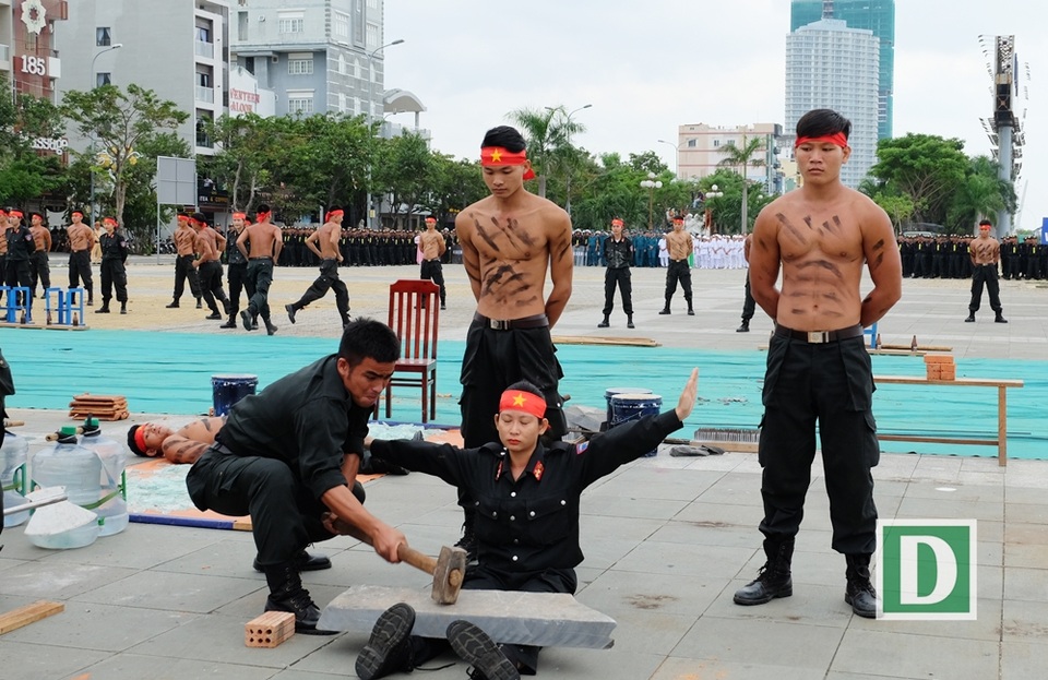 Cảnh sát đặc nhiệm diễn tập khí công, võ thuật chuẩn bị APEC - 11 Cảnh sát đặc nhiệm diễn tập khí công, võ thuật chuẩn bị APEC - 11