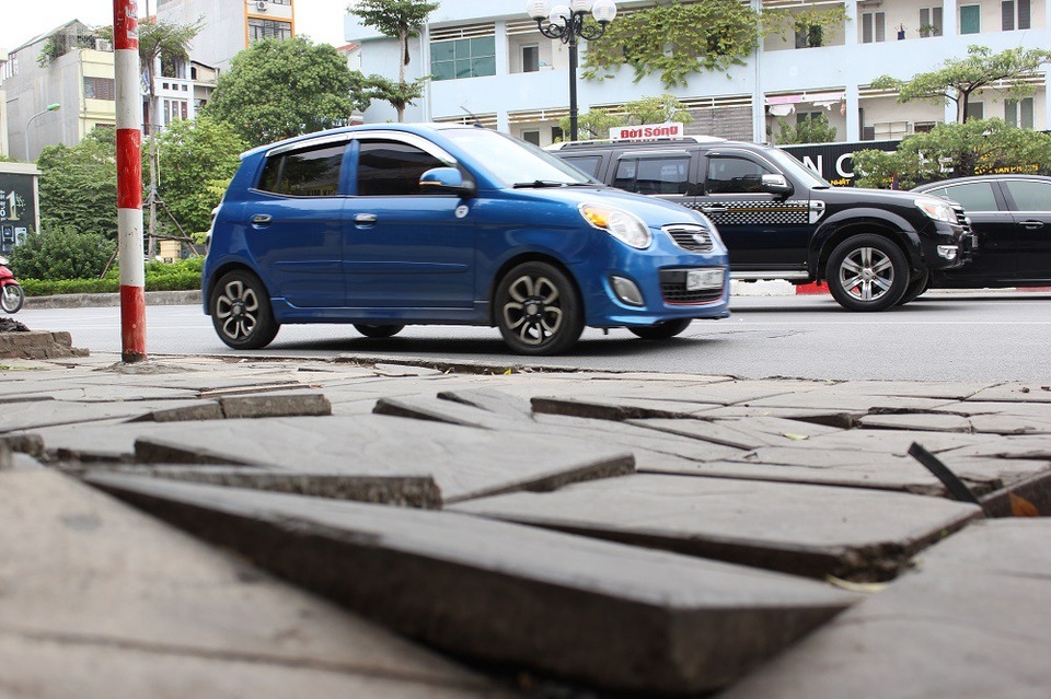 Hà Nội: Đá lát "bền vững 70 năm" vỡ nát sau hơn 1 năm sử dụng - 1
Vỉa hè lát đá nhanh chóng hư hỏng, xô lệch.