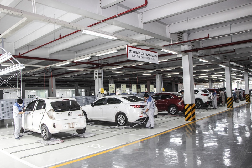 Xưởng dịch vụ Kia Phạm Văn Đồng xây dựng giá trị từ niềm tin của khách hàng - 5
Kỹ thuật viên đang thực hiện đồng sơn trên hệ thống dây chuyền