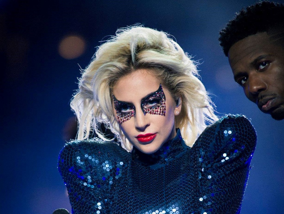 Vui buồn showbiz thế giới 365 ngày qua… - 16 Lady Gaga bị bệnh, phải hủy tour