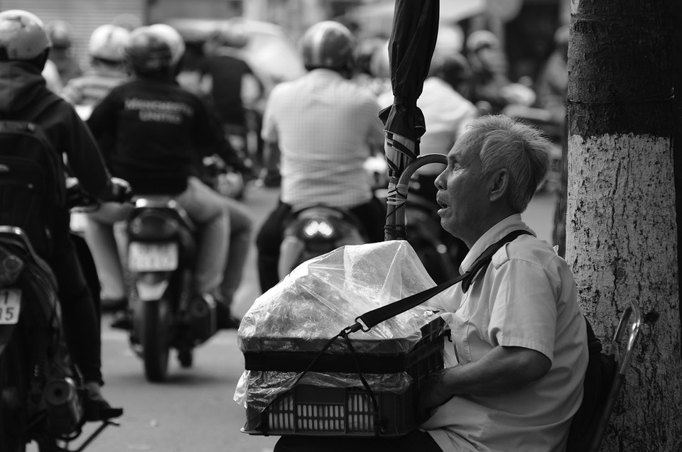 Từ đầu giờ chiều đến tối, ông Quang ngồi ở góc vỉa hè đường Nguyễn Tri Phương, quận 10 để bán bánh.