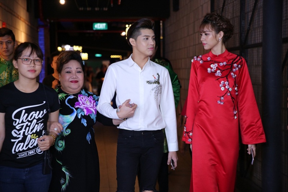 NSND Ngọc Giàu: “Tôi thương bé Noo như con trai của mình vậy!” - 3 Noo Phước Thịnh hết lòng chăm chút má.