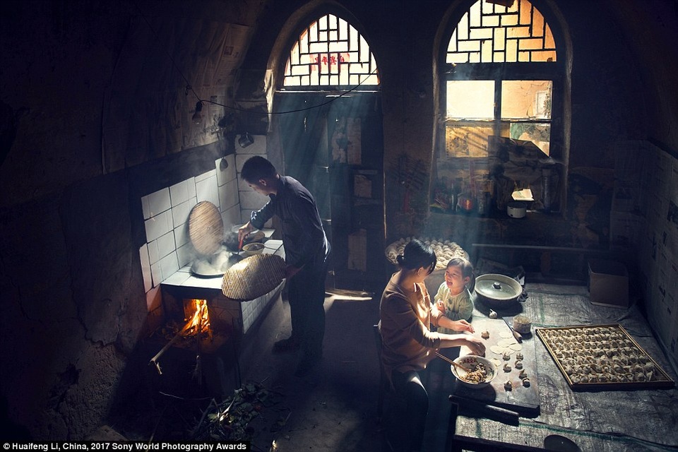 Ảnh chụp ở tỉnh Sơn Tây, Trung Quốc, một gia đình đang cùng làm bánh sủi cảo.