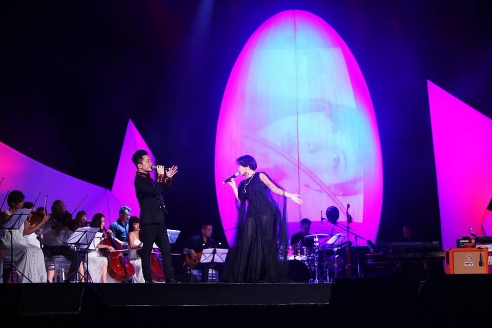 Diva Hồng Nhung nằm ngửa hát, Tùng Dương bật khóc trên sân khấu - 7 Diva Hồng Nhung nằm ngửa hát, Tùng Dương bật khóc trên sân khấu - 7