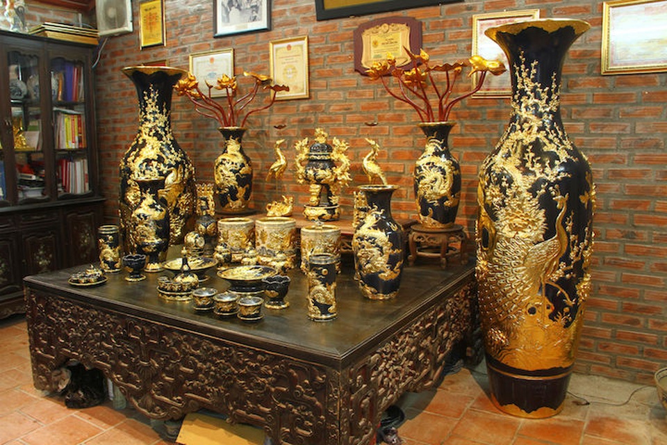 Bộ đồ thờ “Danh Gia Vọng Tộc” độc nhất vô nhị - 4
Bộ đồ thờ “Danh Gia Vọng Tộc” Men lam chàm cổ.