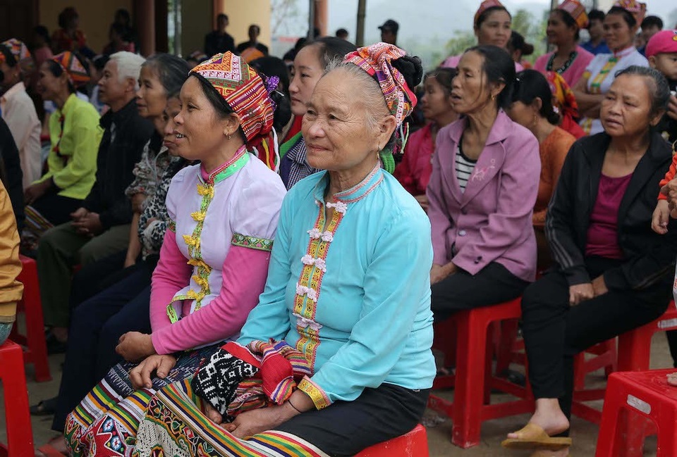 Trưởng Ban Nội chính Trung ương tặng quà, múa lăm vông cùng dân bản - 8 Trưởng Ban Nội chính Trung ương tặng quà, múa lăm vông cùng dân bản - 8