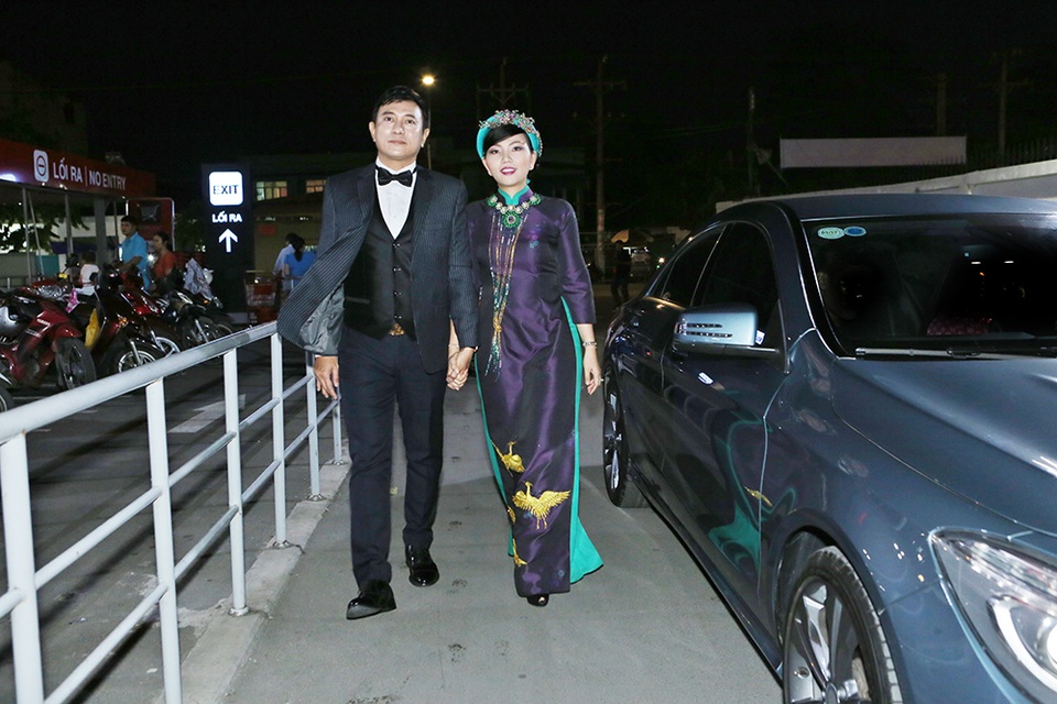 Hoàng Phúc tình tứ bên vợ trẻ, Diệp Lâm Anh lạ hoắc sau nghi án thẩm mỹ - 2 “Ông trùm vai phản diện” với gương mặt hiền lành mở cửa và nắm tay bà xã bước vào thảm đỏ tại sự kiện.