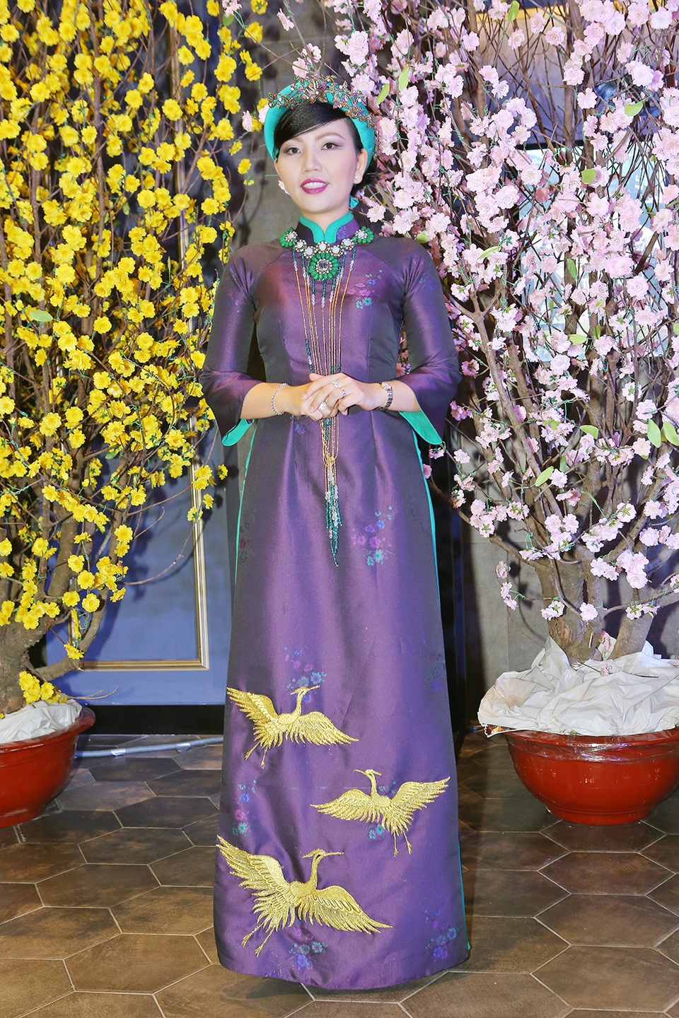 Hoàng Phúc tình tứ bên vợ trẻ, Diệp Lâm Anh lạ hoắc sau nghi án thẩm mỹ - 4 Bà xã Uyên Phương diện áo dài được thiết kế riêng với họa tiết được thêu tay cầu kỳ