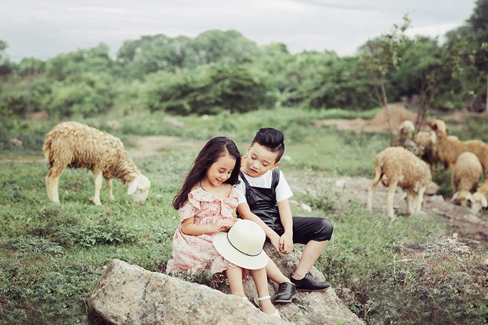 Cặp mẫu nhí cực đáng yêu trên cánh đồng hoa dại - 1 Cặp đôi mẫu nhí Cao Hữu Nhật (sinh năm 2010) và Trần Lê Bảo Vy (sinh năm 2011).
