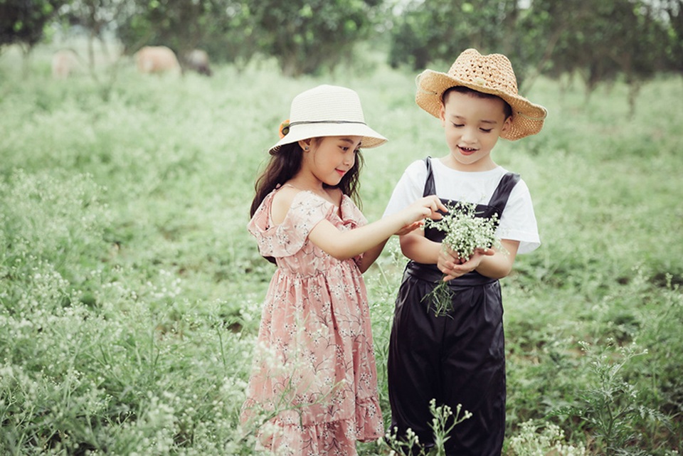 Cặp mẫu nhí cực đáng yêu trên cánh đồng hoa dại - 2 Cùng yêu thích thời trang và được chụp ảnh, hai em đã từng chụp khá nhiều bộ ảnh thời trang.