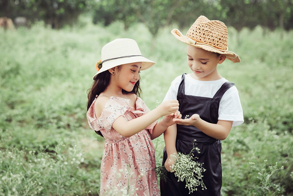 Cặp mẫu nhí cực đáng yêu trên cánh đồng hoa dại - 3 Hữu Nhật hiện đang học tại trường Tiểu học Trưng Trắc (Hà Nội). Em là một gương mặt nổi bật trong làng mẫu nhí tại Việt Nam hiện nay. Dịp Tết vừa qua, cặp đôi Hữu Nhật - Bảo Vy được các trang báo mạng chú ý nhờ bộ ảnh Tết với áo dài cách tân độc đáo.