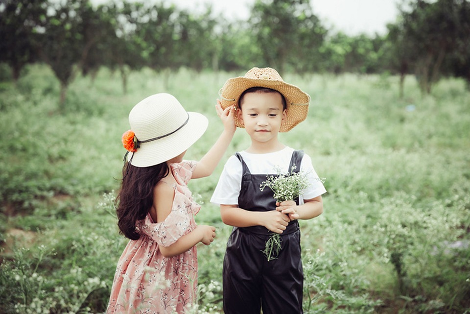 Cặp mẫu nhí cực đáng yêu trên cánh đồng hoa dại - 4 Hữu Nhật có sở thích là nhảy hiphop và những hoạt động liên quan tới nghệ thuật. Nhật đã từng theo học nhảy của thầy Thành Ngón chân cái, thầy Quân Mun - đội trưởng nhóm BBoy Bigtoe.