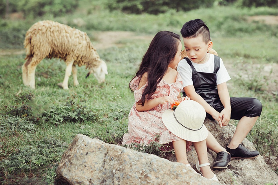 Cặp mẫu nhí cực đáng yêu trên cánh đồng hoa dại - 5 Hữu Nhật và Bảo Vy đều được đào tạo trở thành người mẫu. Hai bé thường xuyên tham gia các show trình diễn thời trang dành cho trẻ em ở trong nước.