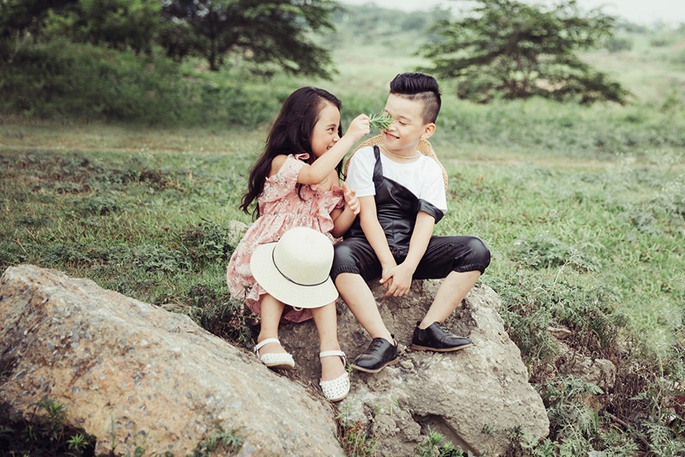 Cặp mẫu nhí cực đáng yêu trên cánh đồng hoa dại - 6 Bộ ảnh này vừa được Hữu Nhật và Bảo Vy thực hiện cùng với nhiếp ảnh Anh Lã.