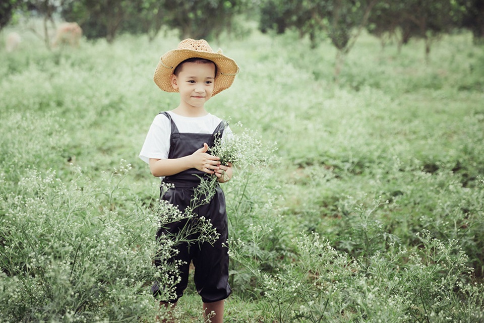 Cặp mẫu nhí cực đáng yêu trên cánh đồng hoa dại - 9 Hai người mẫu nhí hầu như không cần diễn xuất vì hai em đã có sự ăn ý từ lâu và thực sự là những người bạn thân thiết.