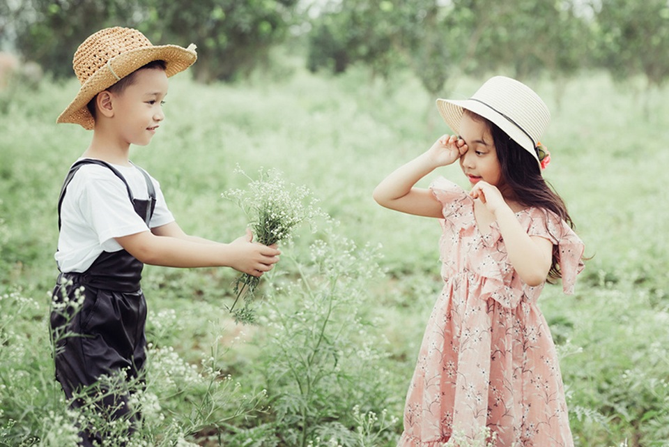 Cặp mẫu nhí cực đáng yêu trên cánh đồng hoa dại - 10 Công chúa Bảo Vy được hoàng tử Cao Hữu Nhật tặng hoa.