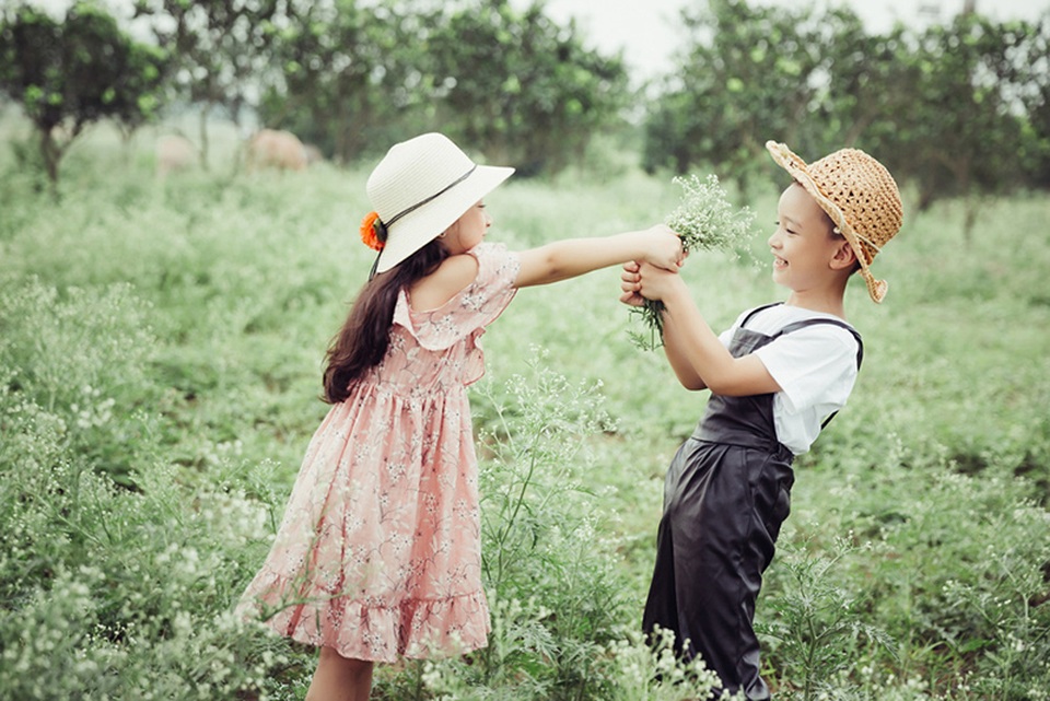Cặp mẫu nhí cực đáng yêu trên cánh đồng hoa dại - 12
Những hình ảnh hồn nhiên nô đùa của hai em nhỏ.