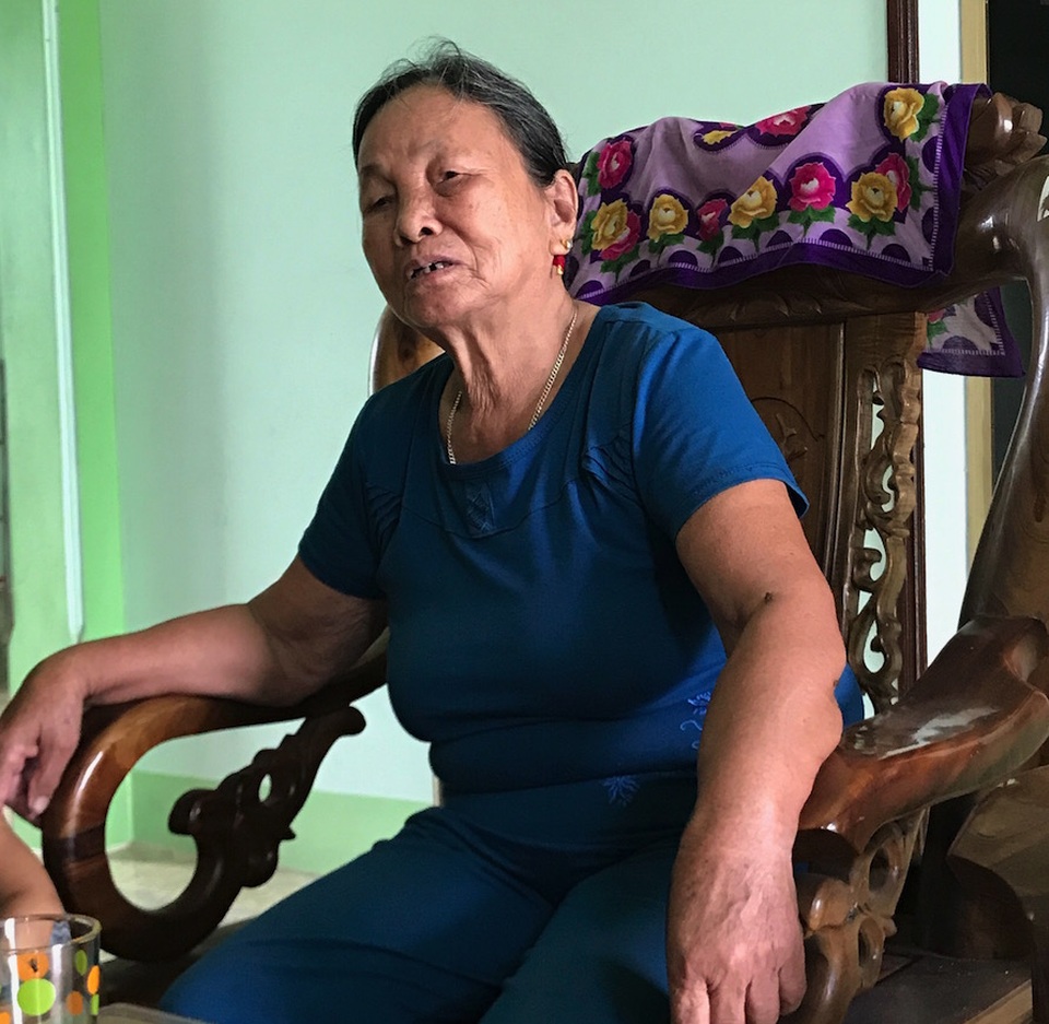 Chuyện buồn ở một xã nghèo: Vợ liệt sĩ tái giá phải nộp tiền để được hưởng chế độ? - 6 Bà Cẩm cho biết, để làm hồ sơ vợ liệt sĩ tái giá bà đã phải bỏ 5 triệu.