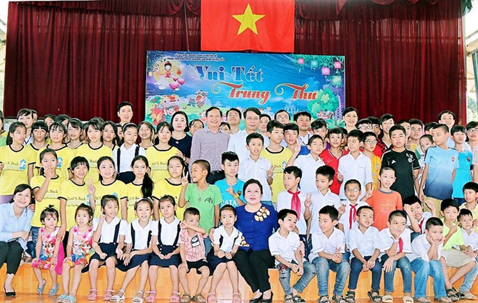 Phu nhân Chủ tịch nước và Tết Trung thu yêu thương bên trẻ thiệt thòi - 2
Trung thu yêu thương bên các em nhỏ chịu nhiều thiệt thòi.