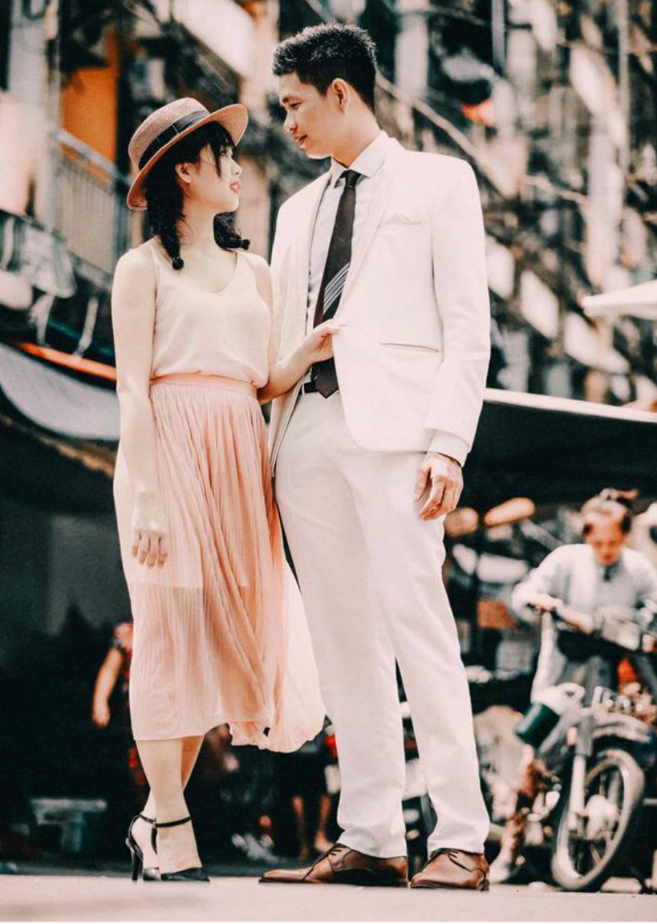 Bộ ảnh cưới ý nghĩa chuyển thể từ bộ phim tình cảm lãng mạn - 7 Thế rồi, khi men say đã bay hơi cùng những trò lố đêm qua, tôi nhận ra rằng, dù đó là bia 333 năm độ cồn hay rượu vang, là Whisky hay Vodka, Martini hay Daiquiri, Tequila hay Gin,... đã làm tôi say, thì sáng nay, khi tỉnh dậy, tôi vẫn yêu mến nụ cười ấy, vẫn thích nghe anh ấy nói và vẫn muốn tiếp tục phần đời sau đó của mình có anh, vẫn muốn yêu vào ngày mai hay những ngày mai nữa.
