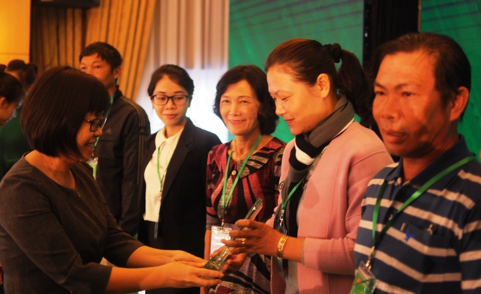 Vingroup ký thỏa thuận hợp tác với 500 hộ sản xuất - 2 Các hộ sản xuất đạt danh hiệu ưu tú nhận Kỷ niệm chương ghi nhận ý chí kiên định trong sản xuất sạch vì sức khỏe cộng đồng.