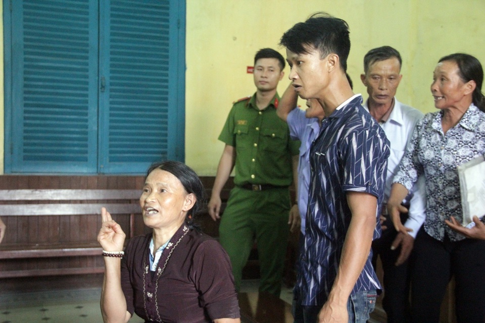 Gia đình bị cáo vụ “sáng tố cáo, chiều hiếp dâm” đại náo phiên tòa - 3 Gia đình bị cáo Tính liên tục la hét tại tòa.