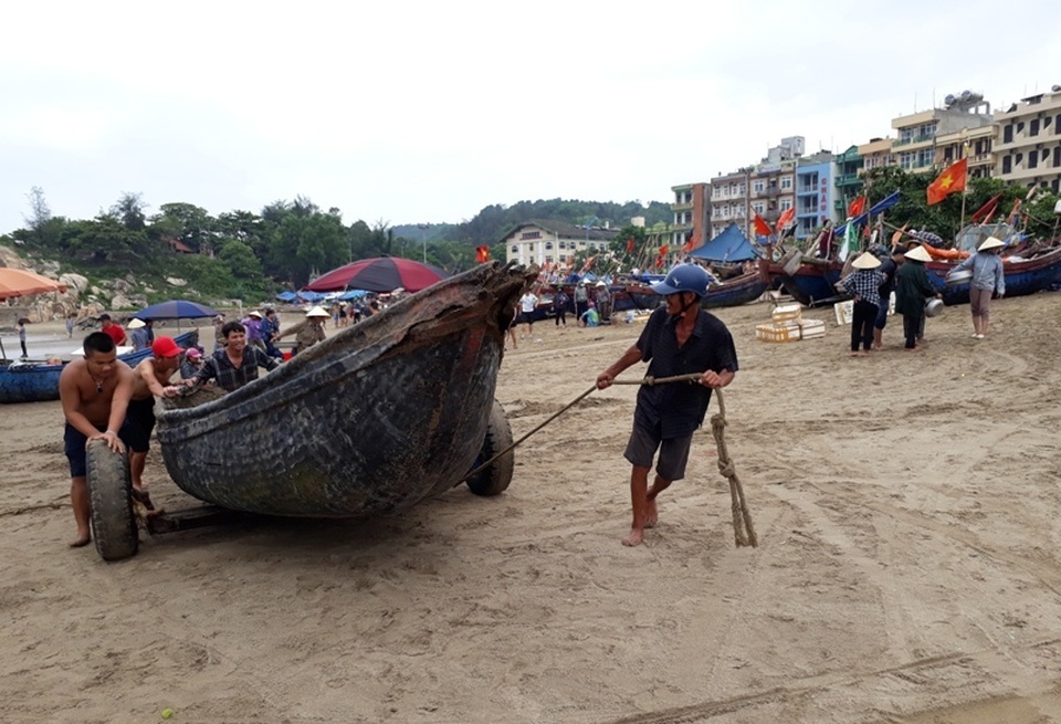 Bất chấp mưa bão, nhiều du khách vẫn "thản nhiên" tắm biển - 3 Trong khi đó, ngư dân đang hối hả đưa tàu thuyền lên bờ tránh trú bão