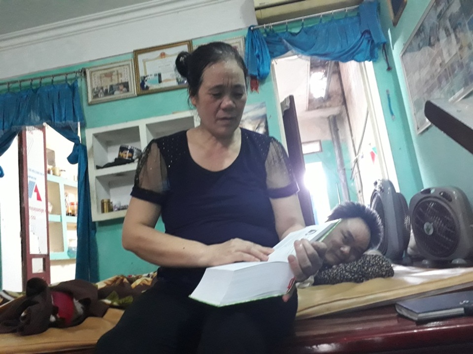 Nguyện làm “đôi chân” cho anh suốt đời - 3 Những lúc rảnh rỗi bà thường đọc sách cho chồng nghe