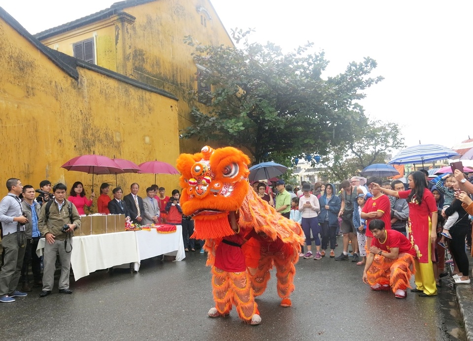 Phố cổ Hội An đón đoàn du khách đầu tiên “xông đất” năm mới 2017 - 3 Mặc dù trời mưa, vẫn rất đông người dân và du khách dõi theo những hoạt động thú vị ở Hội An trong ngày đầu năm mới