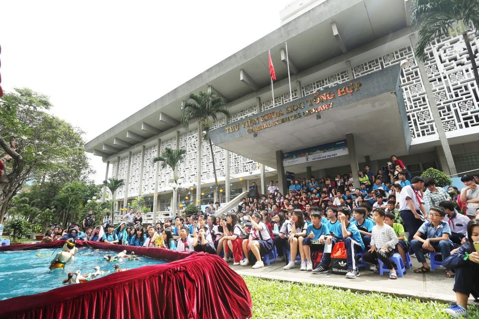 Tiếp nối hành trình tham quan miền Bắc, các bạn học sinh cực kì thích thú khi được thưởng thức Rối nước Đào Thục vô cùng hấp dẫn bởi lối dẫn dắt câu chuyện sinh động cùng những nhân vật rối ngộ nghĩnh.