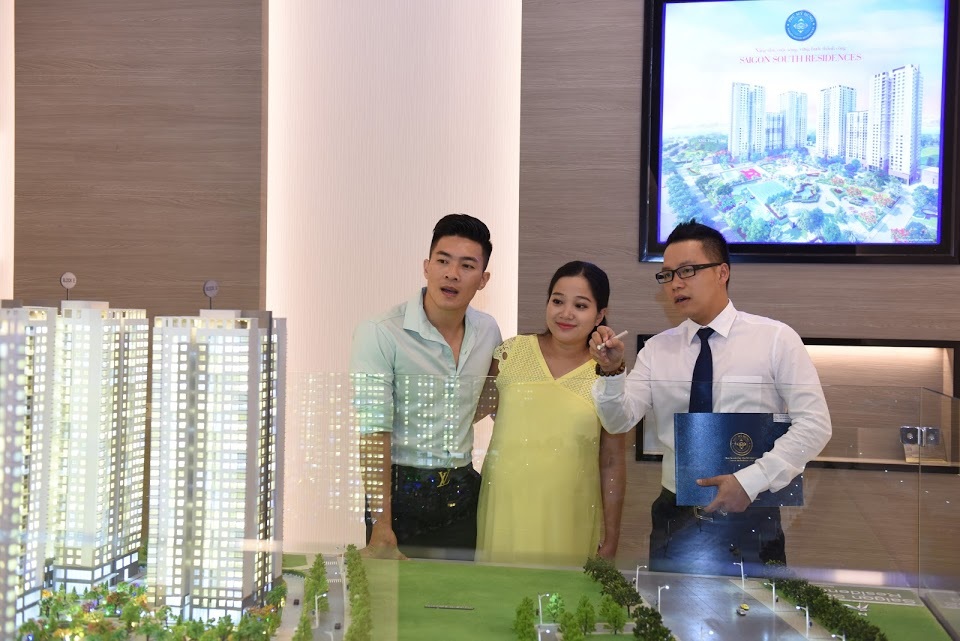 “Căn hộ được bố trí rất hợp lý, các không gian chức năng đều lấy được ánh sáng và gió trời. Những nơi tôi làm việc thường xuyên phải sử dụng máy lạnh nên tôi thích về nhà mở hết các cánh cửa, đón không khí tự nhiên ùa vào nhà, đối lưu không khí trong nhà tốt thì mới khỏe được. Dự án gần sông nên hưởng gió sông, ngắm cảnh sông cũng là một giá trị đặc biệt...” nghệ sỹ Quốc Cơ chia sẻ.