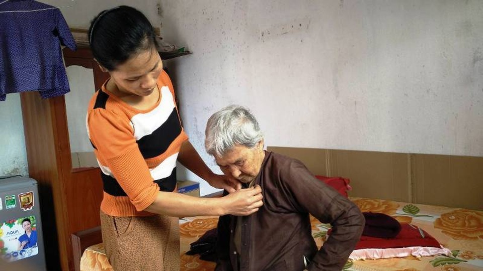 Người phụ nữ gồng mình cứu chồng ung thư, nuôi con tâm thần - 2 Ngoài chăm nuôi chồng bệnh nặng, con đứa bị tâm thần, đứa bệnh tim, đứa nhỏ dại chị Huế còn phải phụng dưỡng mẹ già hơn 90 tuổi.