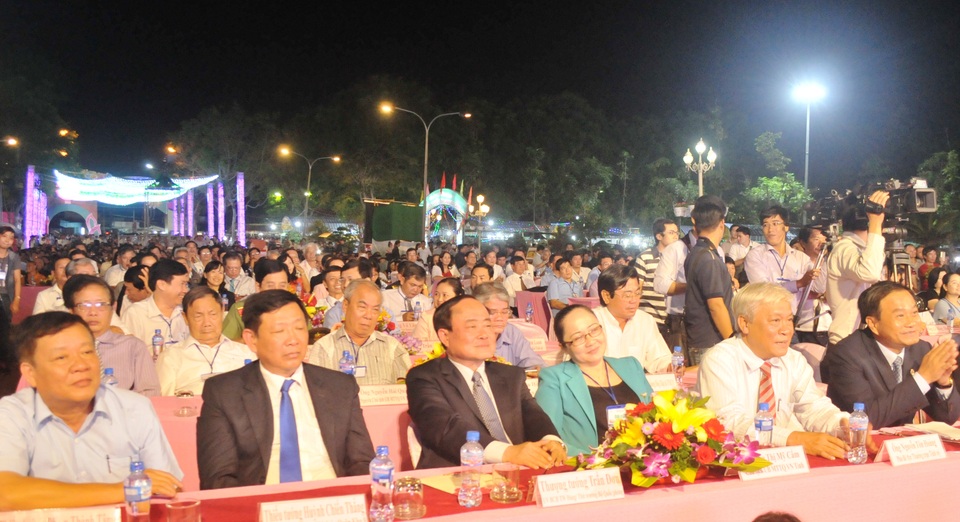 Đông đảo quan khách và người dân đến xem lễ khai mạc Tuần lễ Du lịch Đồng Tháp 2017
