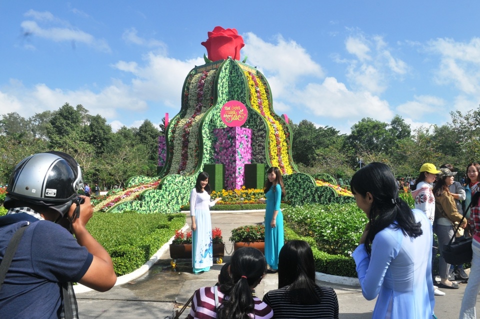 Cận cảnh thác hoa tươi lớn nhất Việt Nam - 6 Ngay khi thác hoa hoàn thành, rất đông du khách đến tham quan chụp ảnh lưu niệm