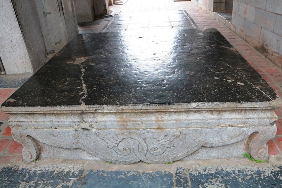 Mặt của 1 trong 3 chiếc sập đá ở Phương Đình đã được mài nhẵn, sáng bóng. Bốn bên được chạm khắc hoa văn tinh xảo.