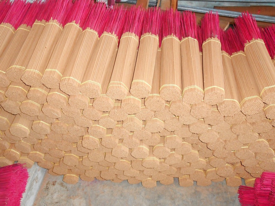 Làng sản xuất hương lớn nhất miền Trung nhộn nhịp vào vụ Tết - 3 Hương có mùi quế tự nhiên được thị trường ưa chuộng