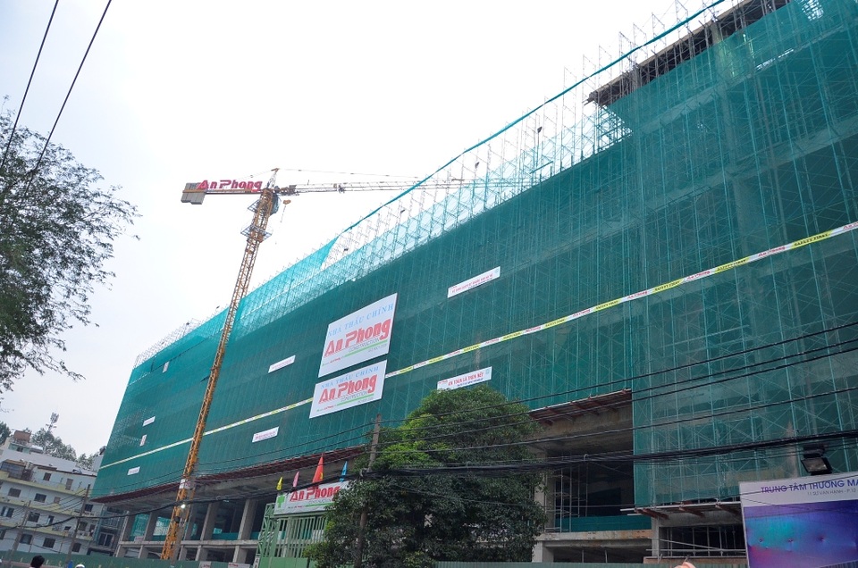 Yêu cầu tạm dừng thi công công trình trung tâm thương mại bị sự cố - 3 Công trình trung tâm thương mại nơi xảy ra sự cố