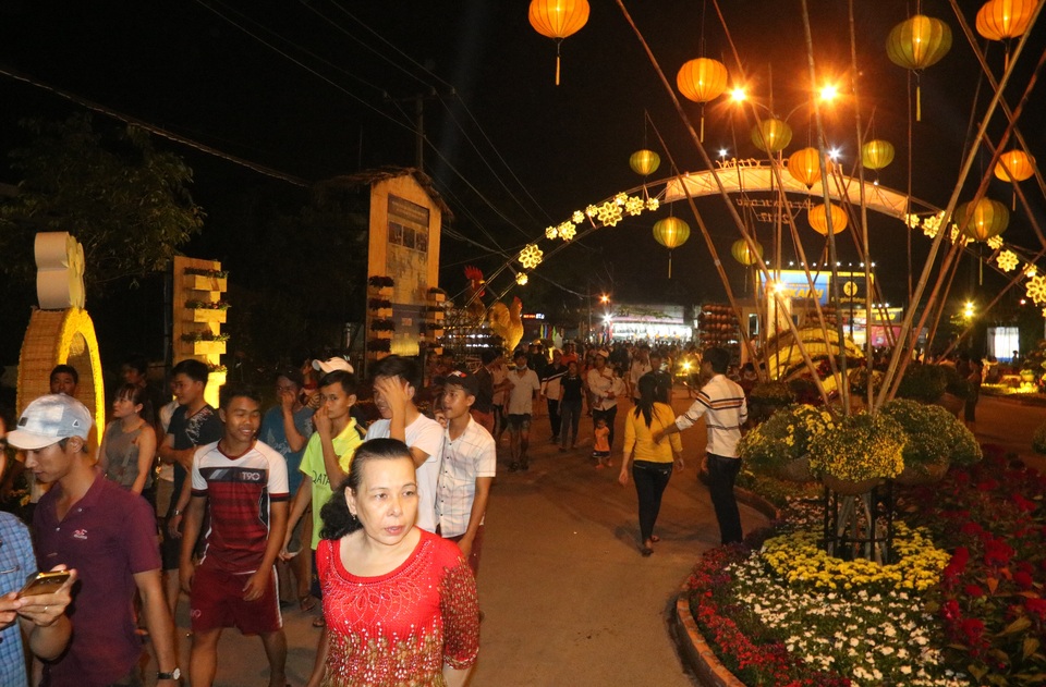 “Đường hoa Nguyễn Huệ” trong... khu công nghiệp - 8 Rất đông người dân đến vui chơi, tham quan tại Hội Hoa Xuân KCN Hiệp Phước ngay trong đêm khai mạc.