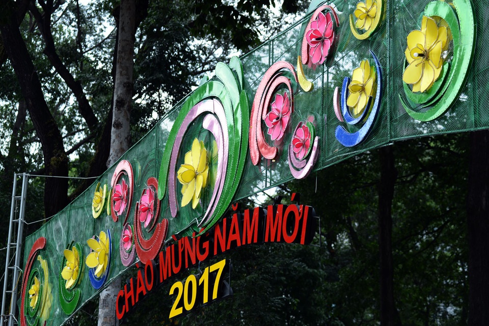 Đường Ánh sáng ở Sài Gòn bị người dân chê quá sặc sỡ - 3 Trên các dải đèn được trang trí với đủ loại màu sắc không mấy ăn nhập với nhau khiến người đi đường đánh giá không đẹp và rối mắt.