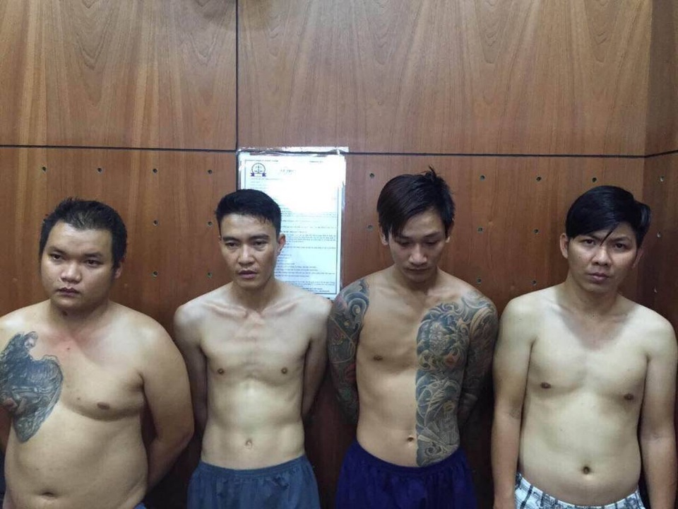 “Đột kích” nhà hàng, phát hiện 33 người dương tính với ma túy - 3 4 thanh niên có hành vi tàng trữ trái phép chất ma túy bị công an tạm giữ.