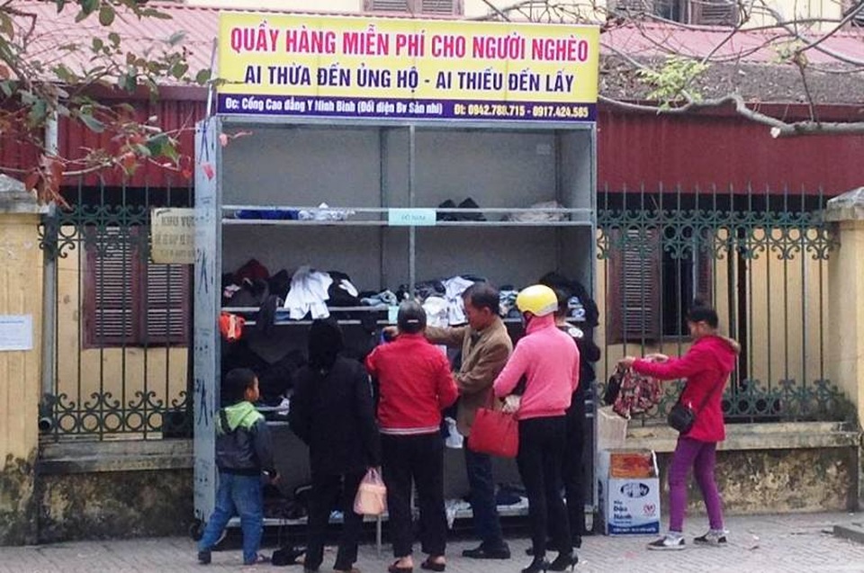Giám đốc trẻ làm tủ quần áo “ai thừa đến ủng hộ ai thiếu đến lấy” - 1 Tủ quần áo từ thiện ai thừa đến ủng hộ, ai thiếu đến lấy được đặt ngay trước bệnh viện Sản - Nhi Ninh Bình.