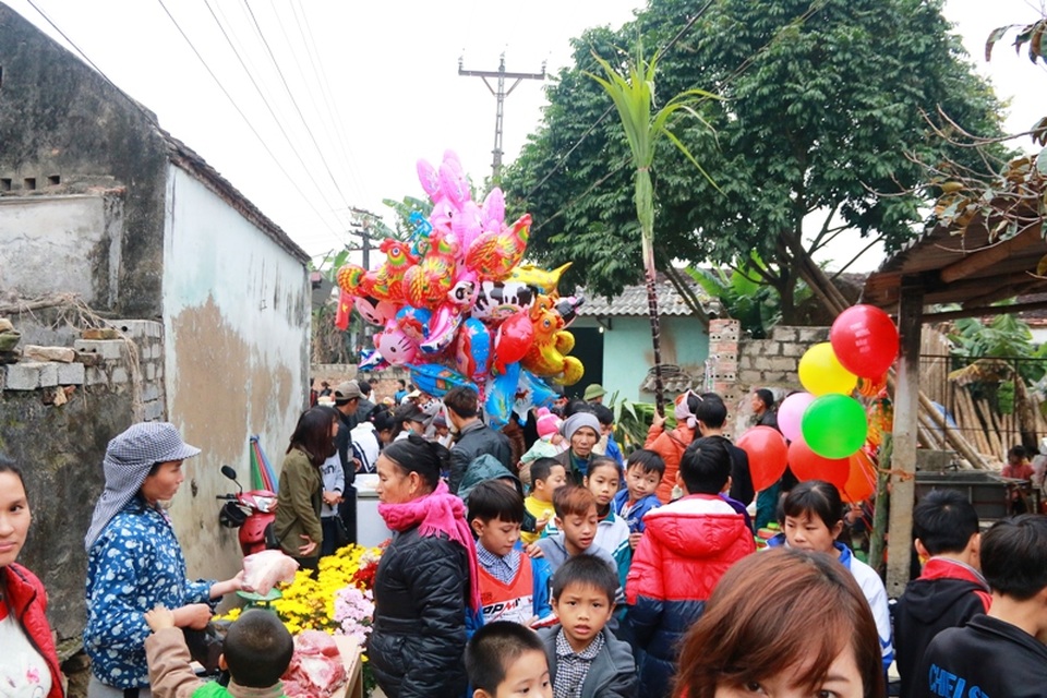 26 Tết đi chợ Thiều "mua may bán rủi" - 3
Chợ họp từ sáng sớm cho đến hết ngày, nhưng đông nhất là thời gian từ 7h - 12h trưa. Người dân đến chợ mong bán đi những rủi ro của năm cũ và mua về cho mình những may mắn trong năm mới. Hàng hóa bán ở chợ chủ yếu là cây nhà lá vườn.