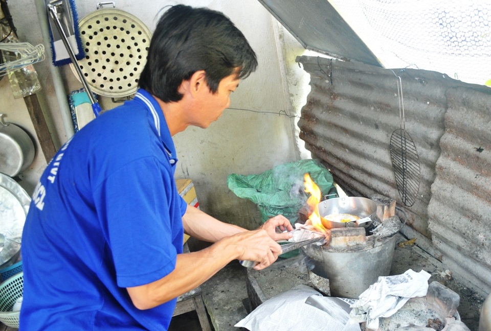 Thương người đàn ông mổ tim hai lần vẫn phải đi bốc vác thuê nuôi cha mẹ liệt - 3
Từng là trụ cột gia đình nhưng vì bệnh tình, nay anh Lập phải năm ở nhà lo chuyện cơm nước... anh thấy khổ tâm vô cùng