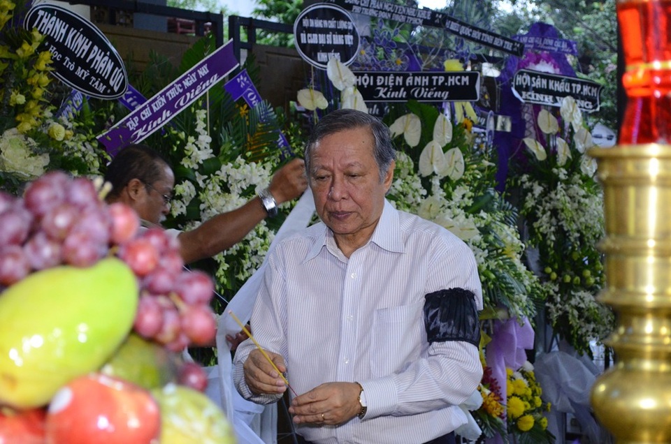 Nhạc sĩ Trần Long Ẩn đến thắp hương và đưa tiễn người đồng nghiệp của mình.