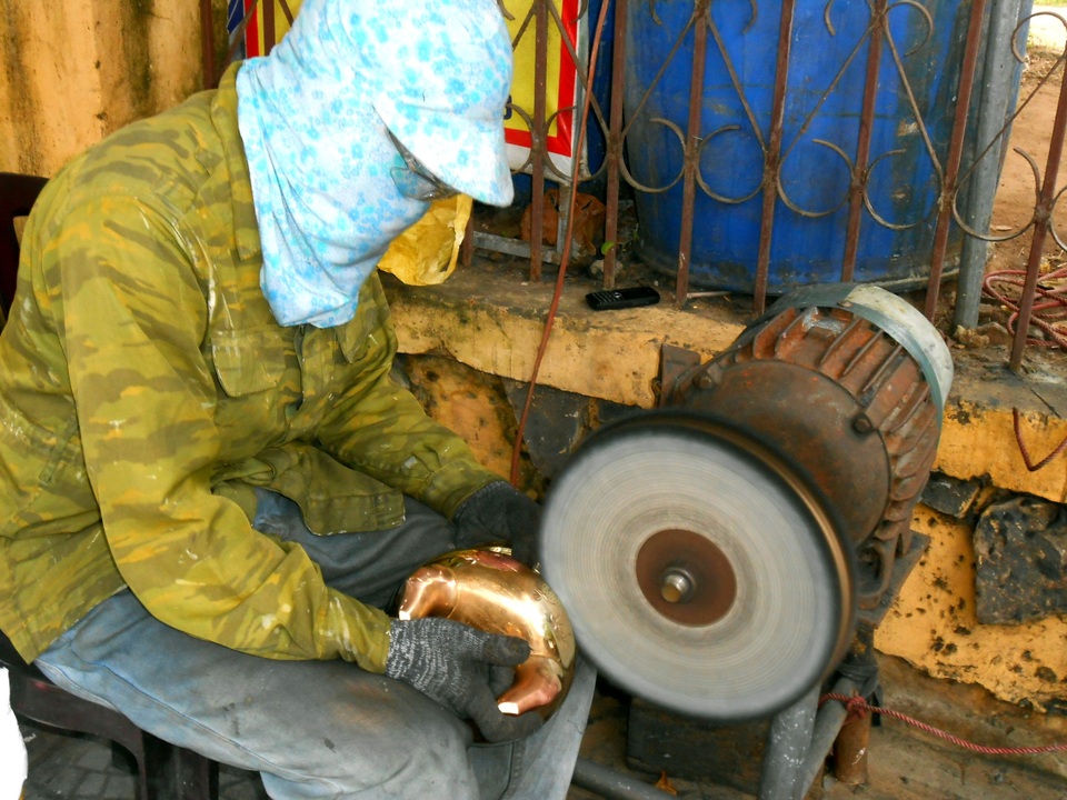 Tất bật mưu sinh với “nghề thời vụ” cuối năm - 3 Đánh bóng lư đồng cũng là nghề có thu nhập cao và đắt khách nhất dịp Tết